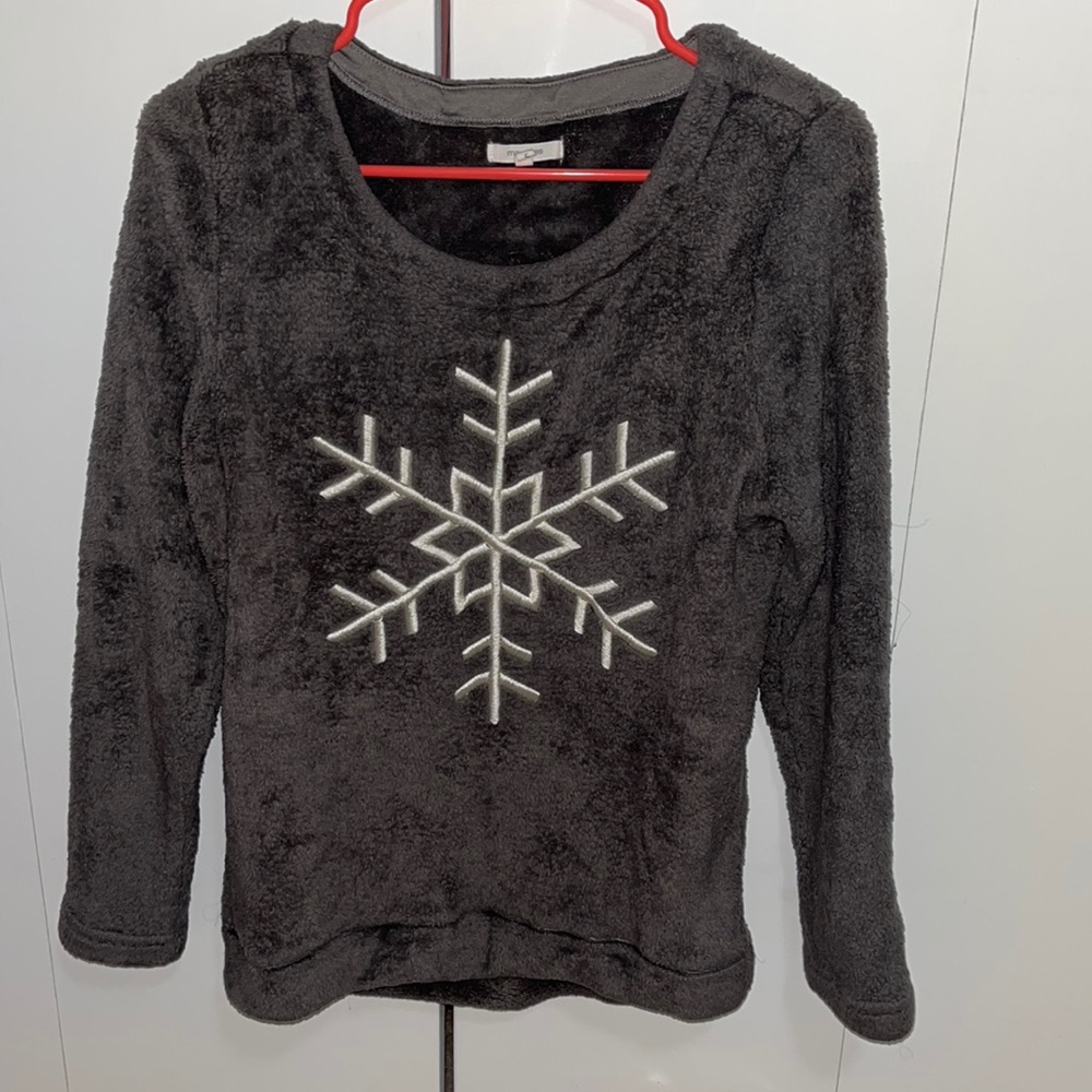 Maurices Fuzzy Fleece Gray Snowflake Longsleeve L… - image 1